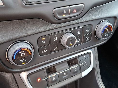 Used 2024 GMC Terrain SLE w/ Driver Convenience Package image 15