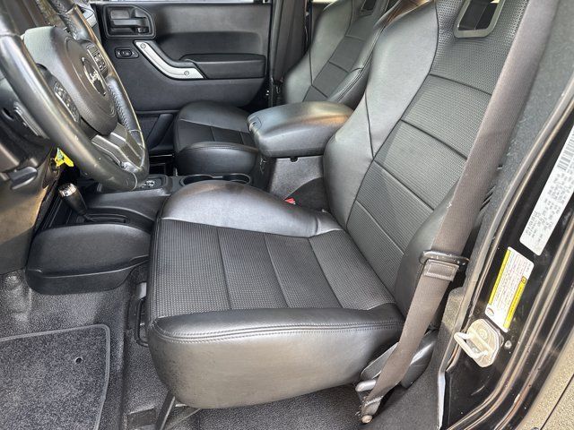 Used 2015 Jeep Wrangler Unlimited Rubicon w/ Connectivity Group AWD/4WD image 10