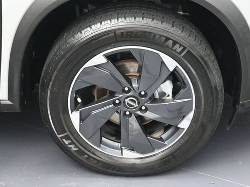 Used 2024 Nissan Rogue SV AWD/4WD image 6