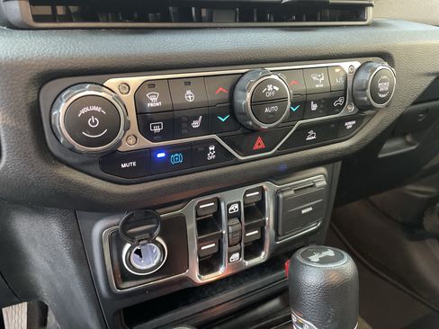 Used 2024 Jeep Wrangler Unlimited w/ Convenience Group AWD/4WD image 28