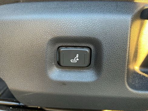 Certified 2025 Toyota Tacoma SR5 image 16