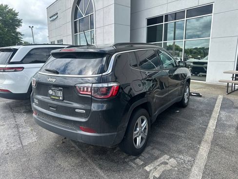 Used 2024 Jeep Compass Latitude w/ Convenience Group AWD/4WD image 3