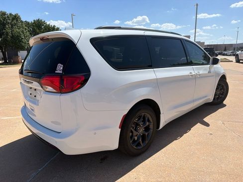 Used 2020 Chrysler Pacifica Touring-L Plus w/ Advanced Safetytec Group FWD image 4