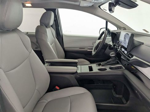 Used 2025 Toyota Sienna XLE w/ XLE Plus Package FWD image 31