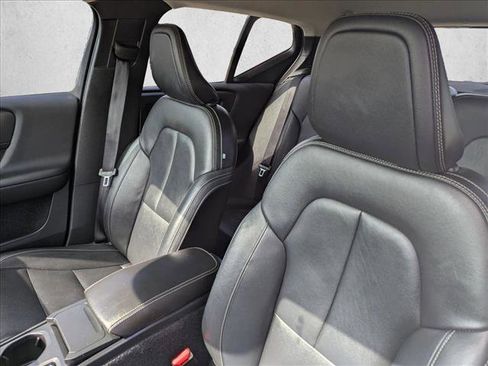 Used 2019 Volvo XC40 T5 Momentum image 19