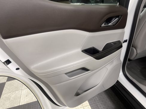 Used 2020 GMC Acadia SLT w/ LPO, Floor Liner Package image 15