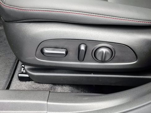 Used 2025 Chevrolet Trax RS w/ Sunroof Package image 24