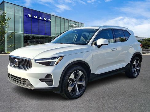 Certified 2024 Volvo XC40 B5 Core image 3