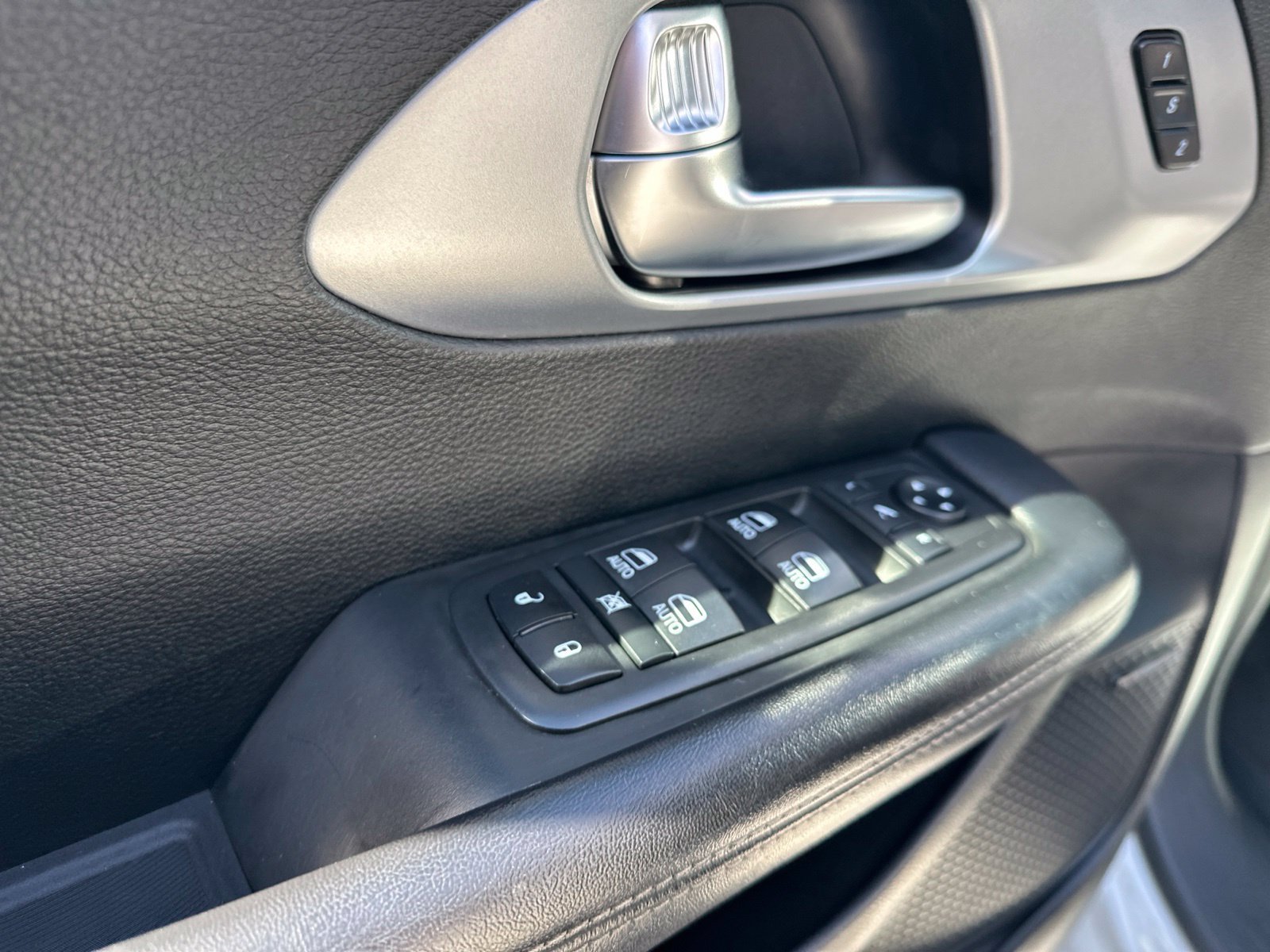 Used 2019 Chrysler Pacifica Limited FWD image 19