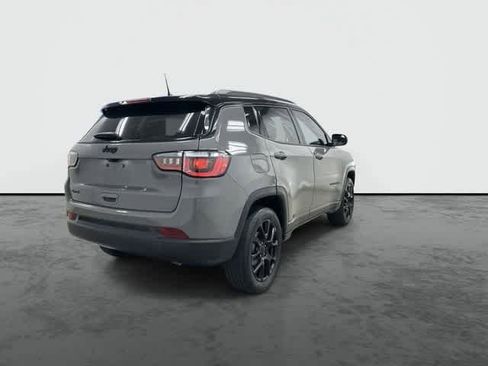 Used 2024 Jeep Compass Latitude w/ Convenience Group AWD/4WD image 3