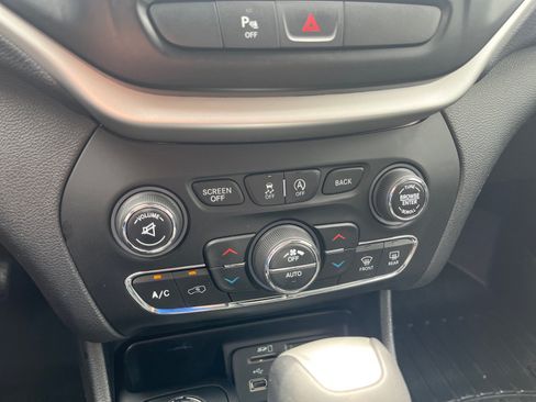 Used 2018 Jeep Cherokee Trailhawk w/ Quick Order Package 27L AWD/4WD image 26