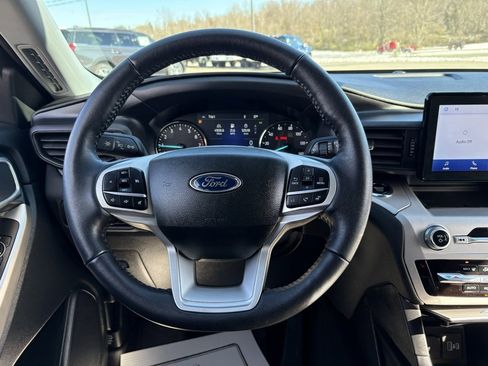 Used 2023 Ford Explorer XLT image 34