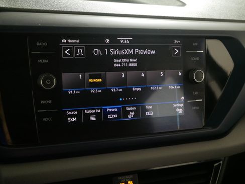 Certified 2022 Volkswagen Taos SE w/ Panoramic Sunroof Package image 22