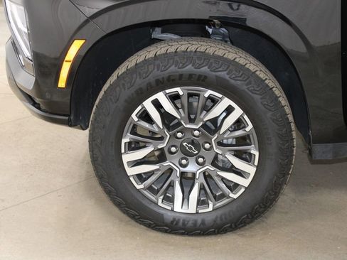 Used 2025 Chevrolet Suburban Z71 image 49