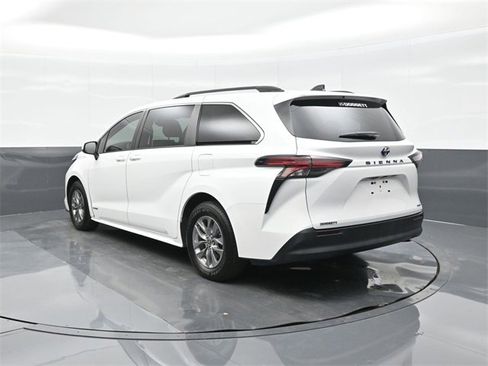 Used 2021 Toyota Sienna LE image 8