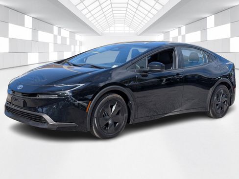 Used 2024 Toyota Prius LE image 2