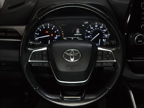 Used 2020 Toyota Highlander XLE AWD/4WD image 29
