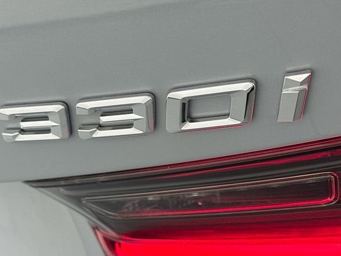 Used 2023 BMW 330i Sedan w/ M Sport Package image 9
