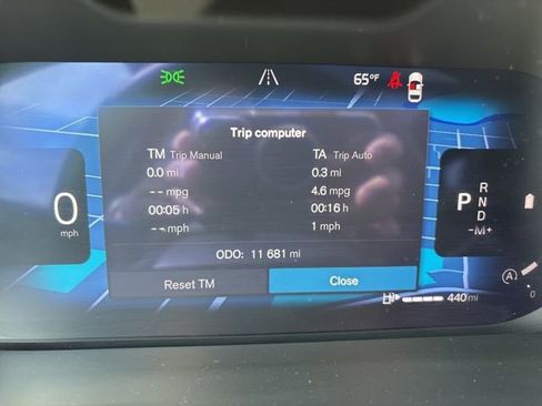 Used 2025 Volvo XC40 B5 Plus image 28