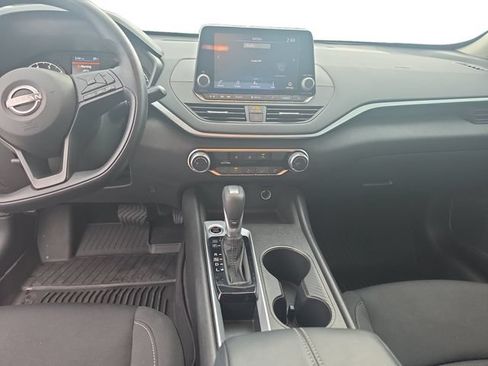 Used 2025 Nissan Altima 2.5 S FWD image 13