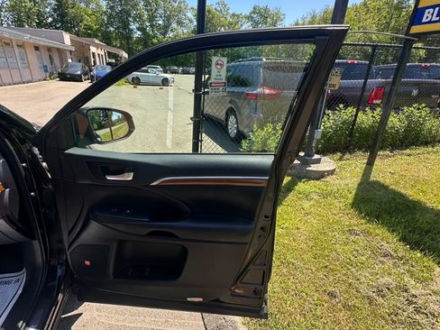 Used 2018 Toyota Highlander Limited AWD/4WD image 40