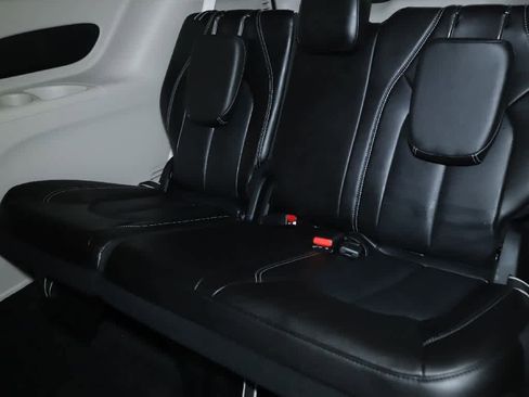 Used 2023 Chrysler Pacifica Touring-L image 13