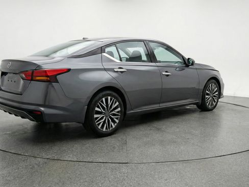 Used 2025 Nissan Altima 2.5 SV FWD image 9