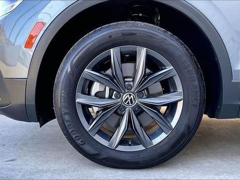 Used 2022 Volkswagen Tiguan SE w/ Panoramic Sunroof Package AWD/4WD image 8