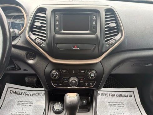 Used 2017 Jeep Cherokee Latitude w/ Cold Weather Group AWD/4WD image 21