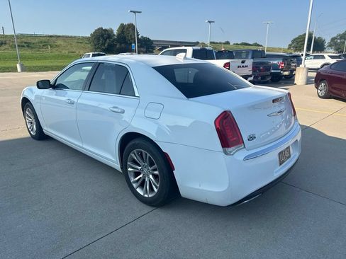 Used 2017 Chrysler 300 Limited RWD image 7