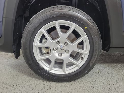 Used 2022 Jeep Renegade Latitude AWD/4WD image 9