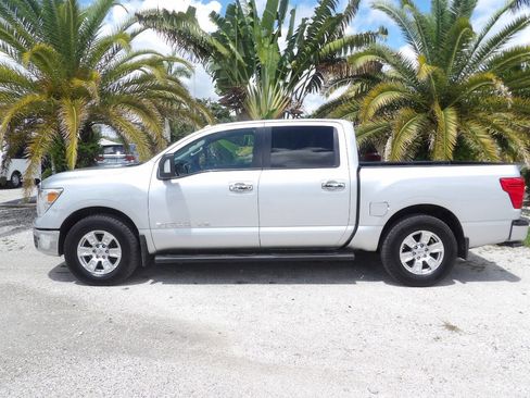 Used 2018 Nissan Titan SV w/ SV Convenience Package image 3
