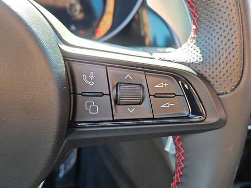 Used 2024 Alfa Romeo Giulia image 15