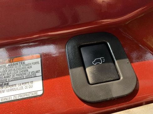 Used 2017 Toyota Sienna XLE w/ XLE Navigation Package FWD image 40