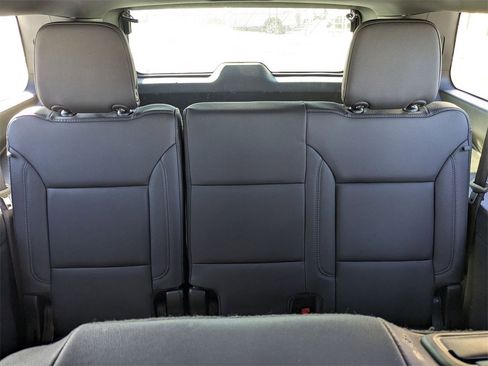 Used 2025 Chevrolet Suburban Z71 image 35