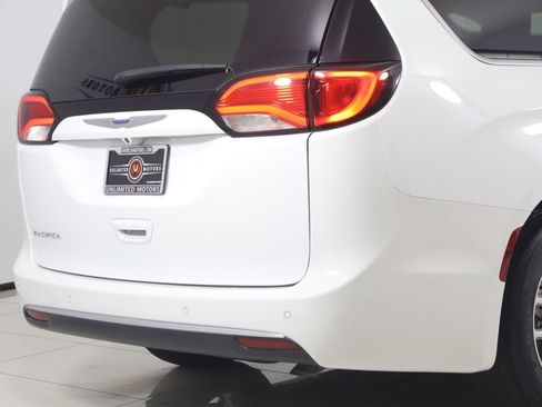 Used 2020 Chrysler Pacifica Touring FWD image 43