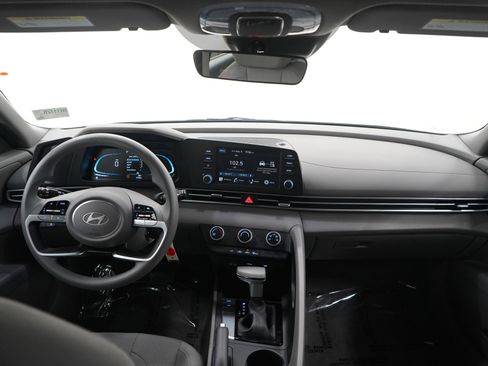 Certified 2025 Hyundai Elantra SE FWD image 13