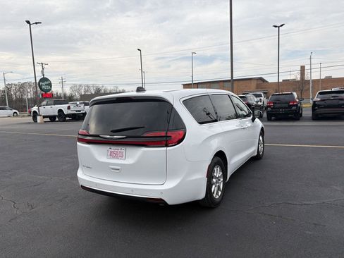 Used 2023 Chrysler Pacifica Touring image 23