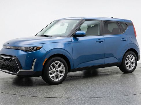 Used 2025 Kia Soul LX w/ LX Technology Package image 3