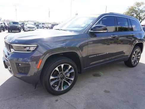 Used 2023 Jeep Grand Cherokee Overland w/ Luxury Tech Group IV AWD/4WD image 3