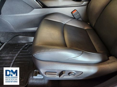 Used 2022 Toyota Venza XLE image 31