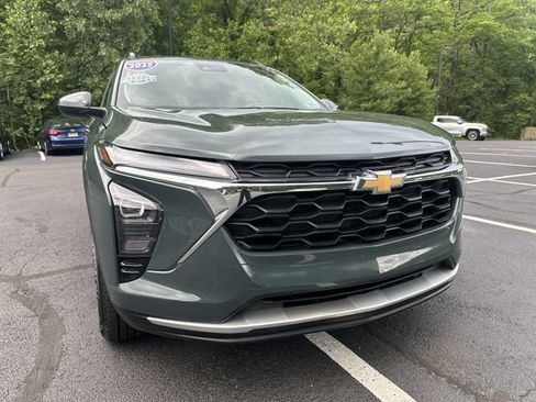 Used 2025 Chevrolet Trax LT FWD image 11