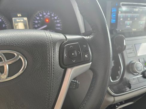 Used 2017 Toyota Sienna XLE image 15