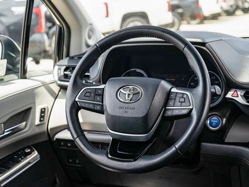 Certified 2022 Toyota Sienna Limited FWD image 16