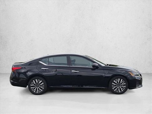 Used 2024 Nissan Altima 2.5 SV FWD image 4