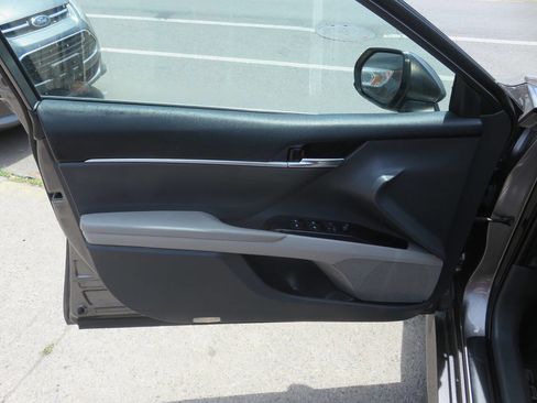 Used 2018 Toyota Camry LE FWD image 26