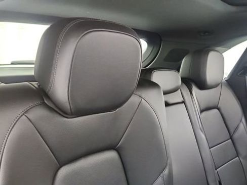 Used 2025 Porsche Cayenne w/ Premium Package image 25