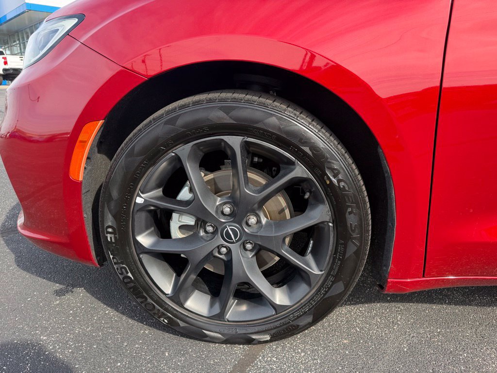 Used 2025 Chrysler Pacifica Limited FWD image 19