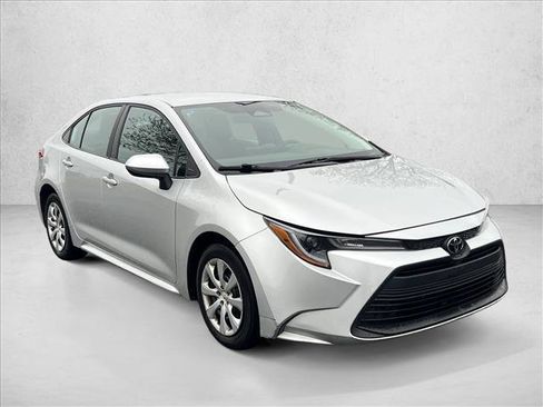 Used 2023 Toyota Corolla LE image 3