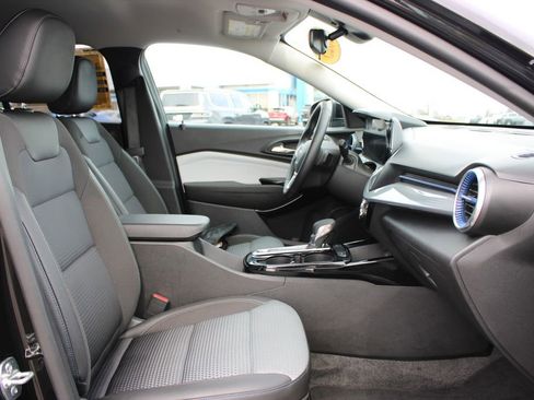 Used 2025 Chevrolet Trax LT w/ LT Convenience Package image 24